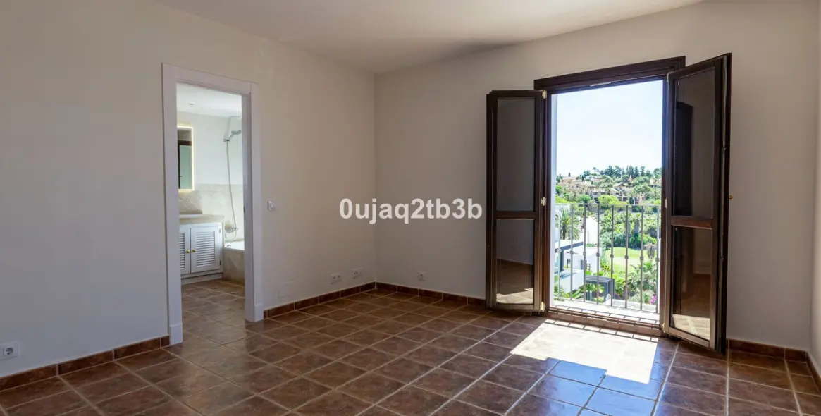 Long-term rent of townhouse in El Paraiso 14