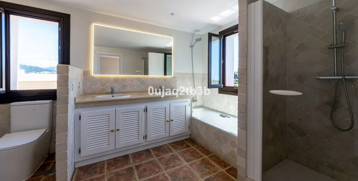 Long-term rent of townhouse in El Paraiso 17