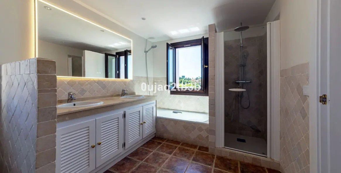 Long-term rent of townhouse in El Paraiso 18