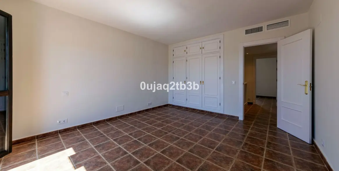 Long-term rent of townhouse in El Paraiso 19