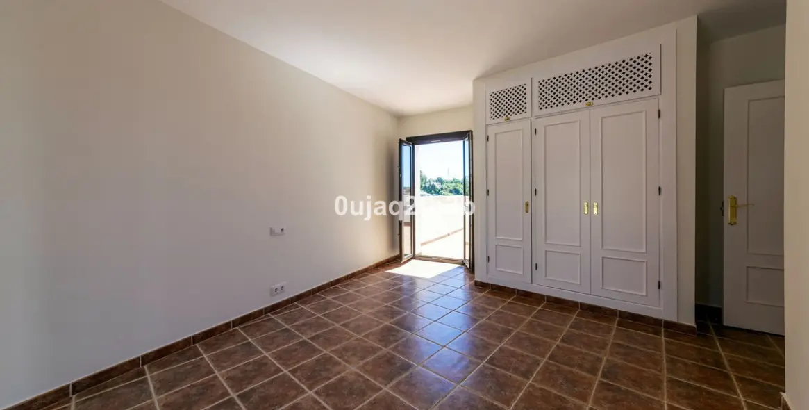 Long-term rent of townhouse in El Paraiso 25