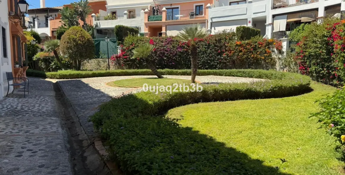 Long-term rent of townhouse in El Paraiso 49