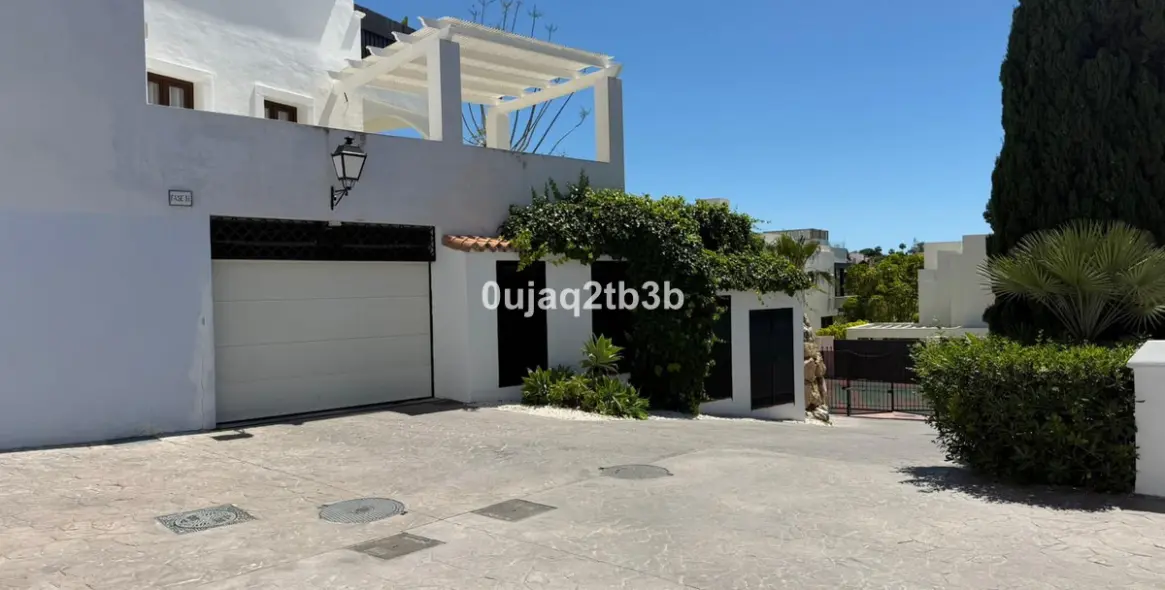 Long-term rent of townhouse in El Paraiso 55