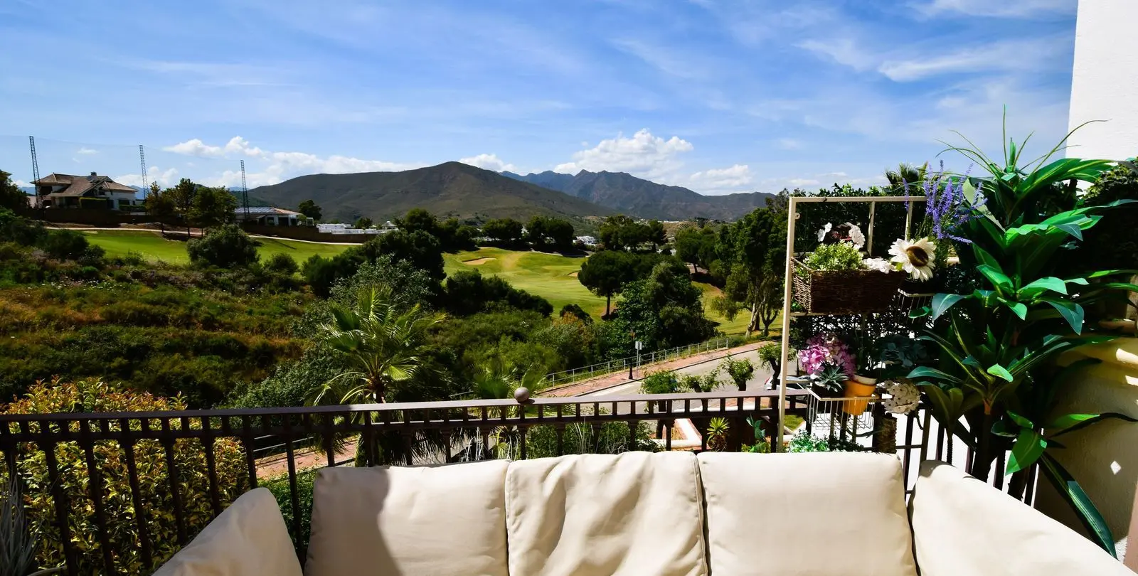Sale of townhouse in La Cala Golf 11