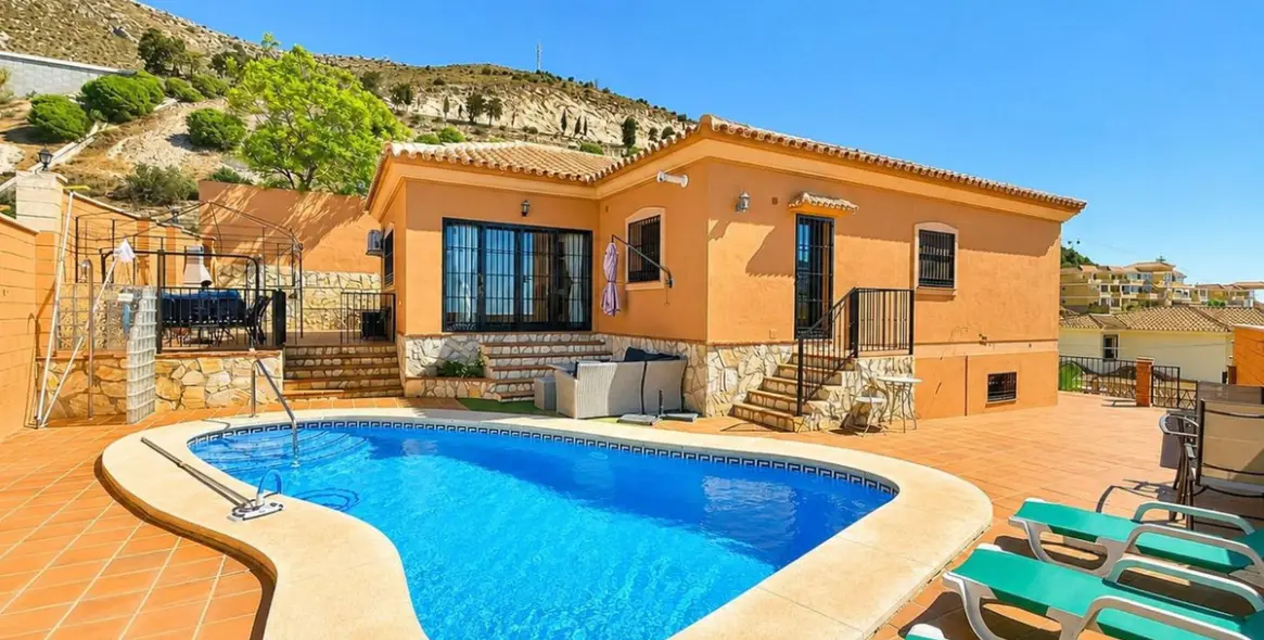 Sale of detached villa in Benalmadena 1