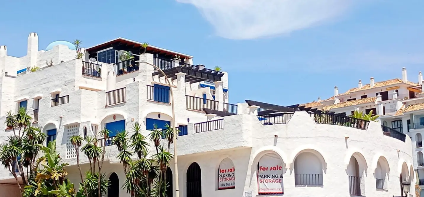 Venta de apartamento en planta media en La Duquesa 0
