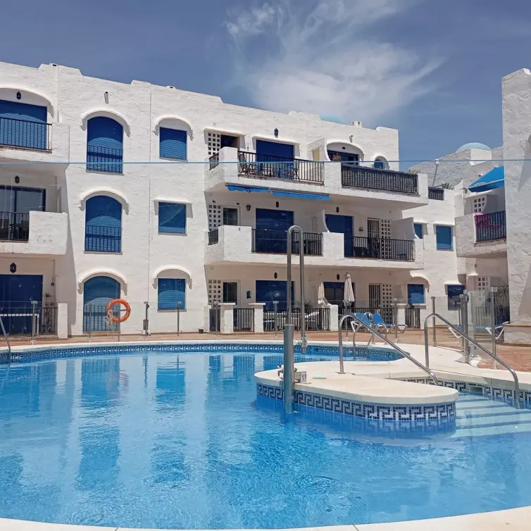 Venta de apartamento en planta media en La Duquesa