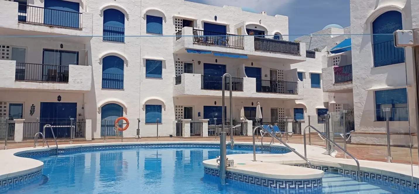Venta de apartamento en planta media en La Duquesa 1