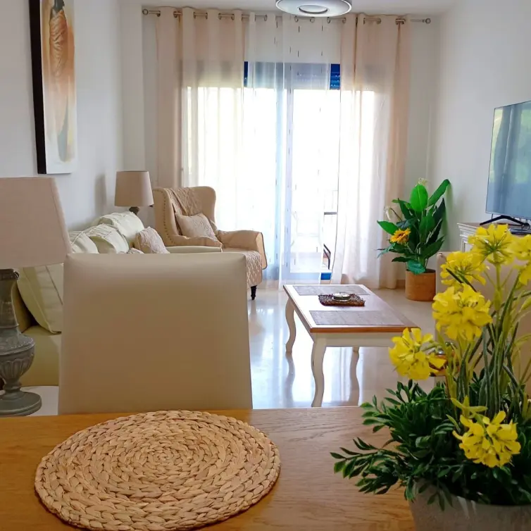 Venta de apartamento en planta media en La Duquesa