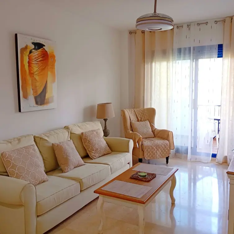 Venta de apartamento en planta media en La Duquesa