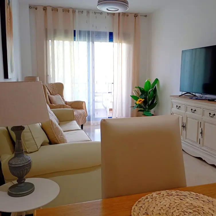 Venta de apartamento en planta media en La Duquesa