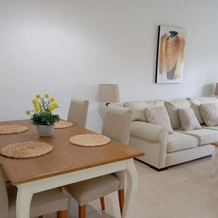 Venta de apartamento en planta media en La Duquesa