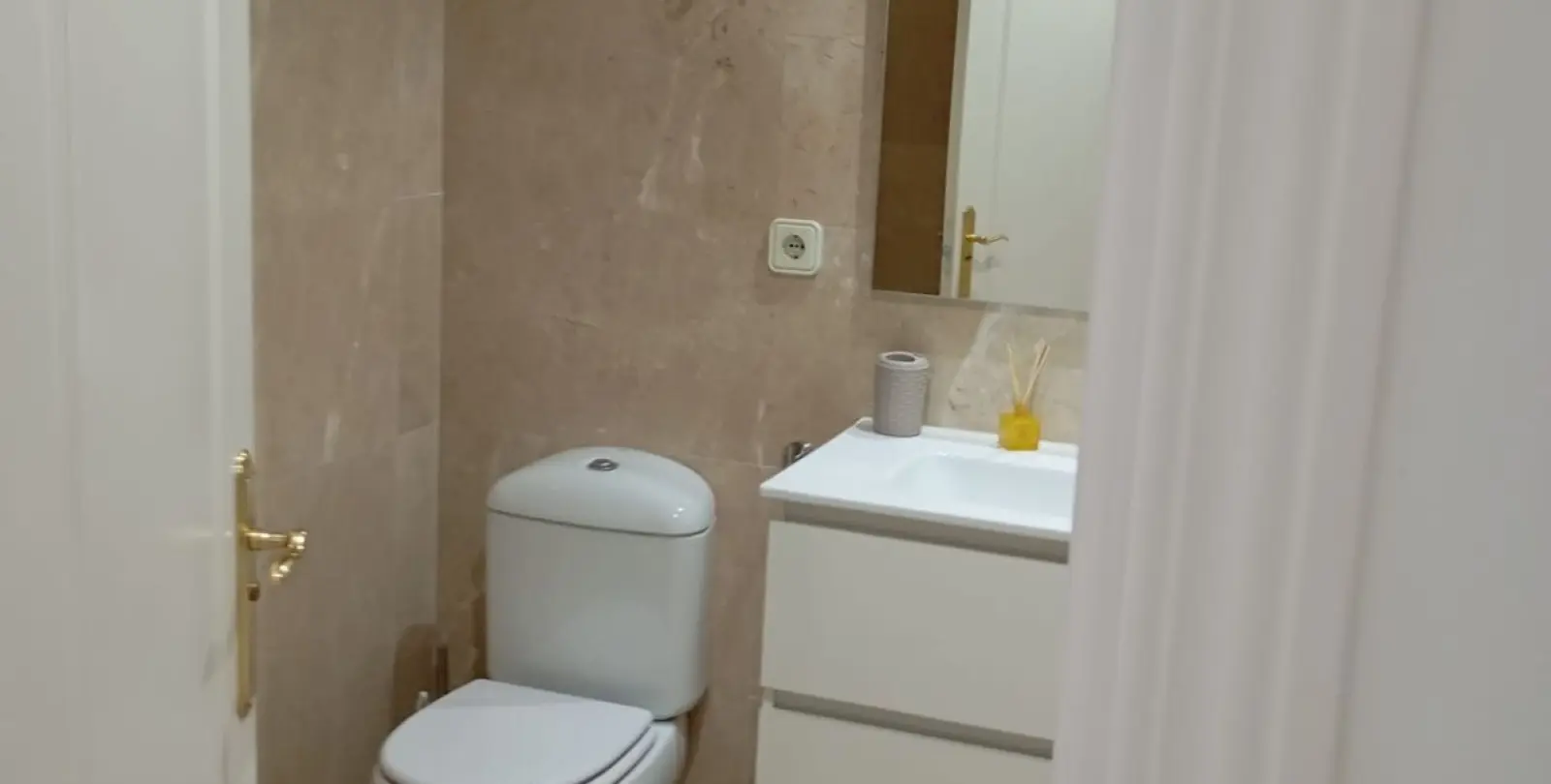 Sale of middle floor apartment in La Duquesa 35