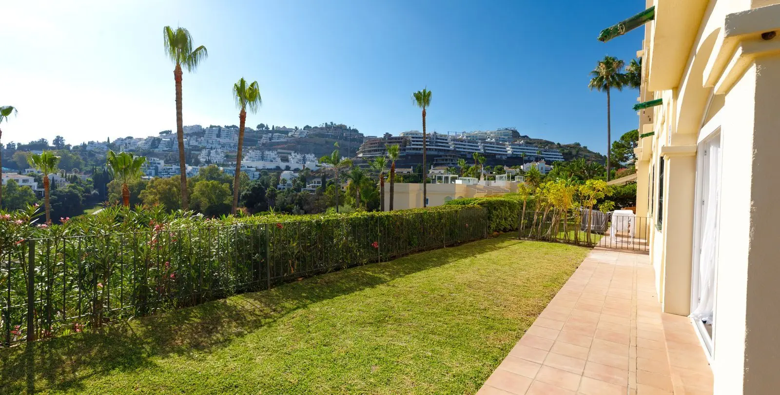 Venta de apartamento en planta baja en La Quinta 28
