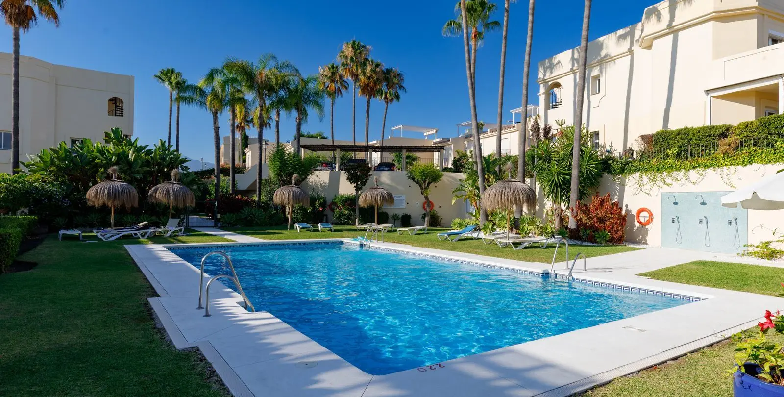 Venta de apartamento en planta baja en La Quinta 35