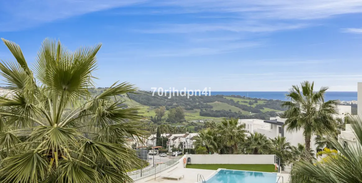 Venta de apartamento en planta media en Estepona 1