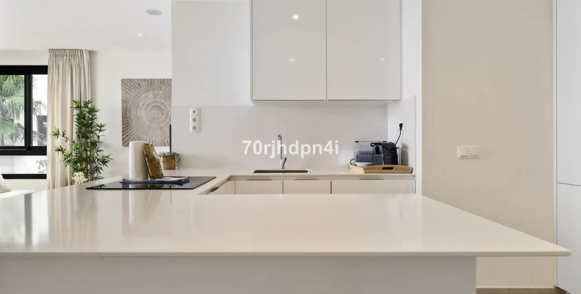 Venta de apartamento en planta media en Estepona 2