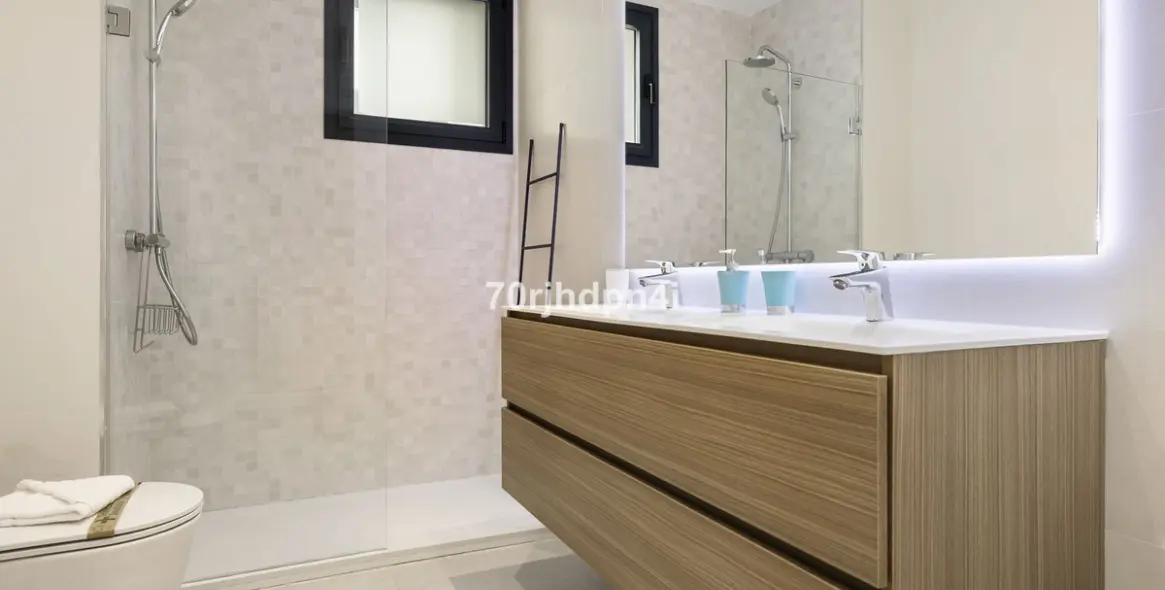Venta de apartamento en planta media en Estepona 7