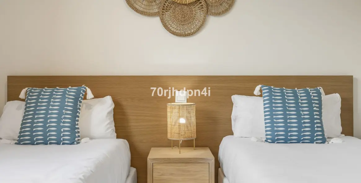 Venta de apartamento en planta media en Estepona 16