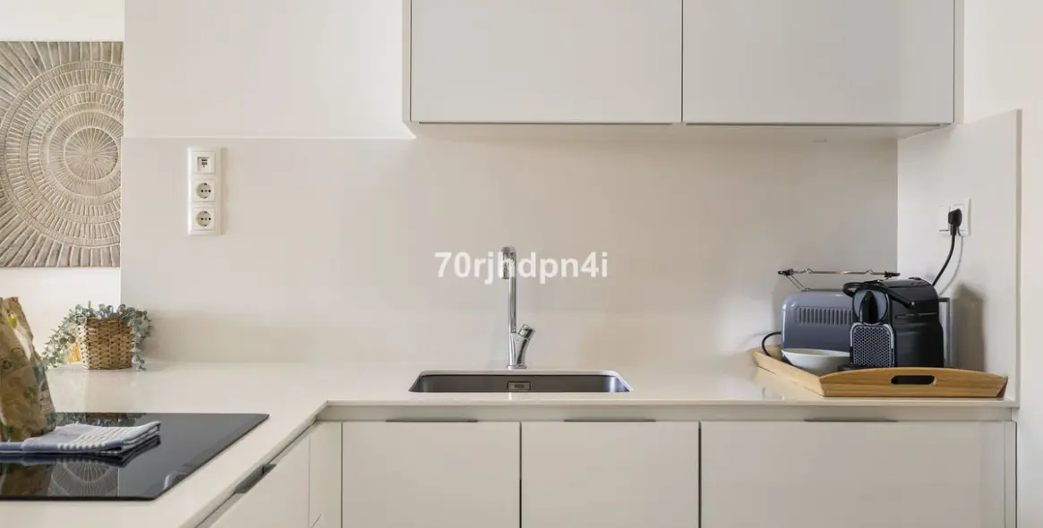 Venta de apartamento en planta media en Estepona 18