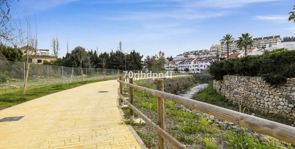 Venta de apartamento en planta media en Estepona 34