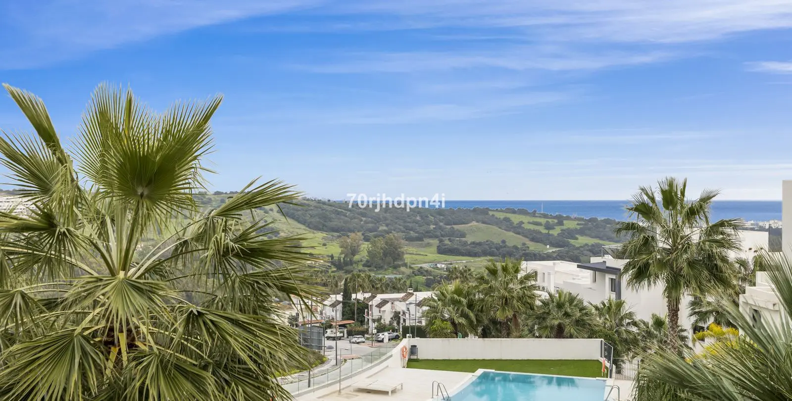 Sale of middle floor apartment in Estepona 1