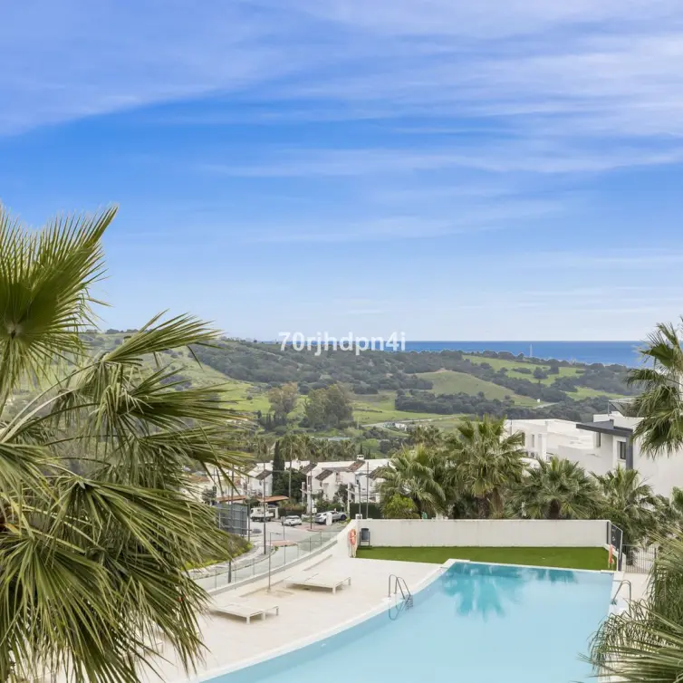 Sale of middle floor apartment in Estepona