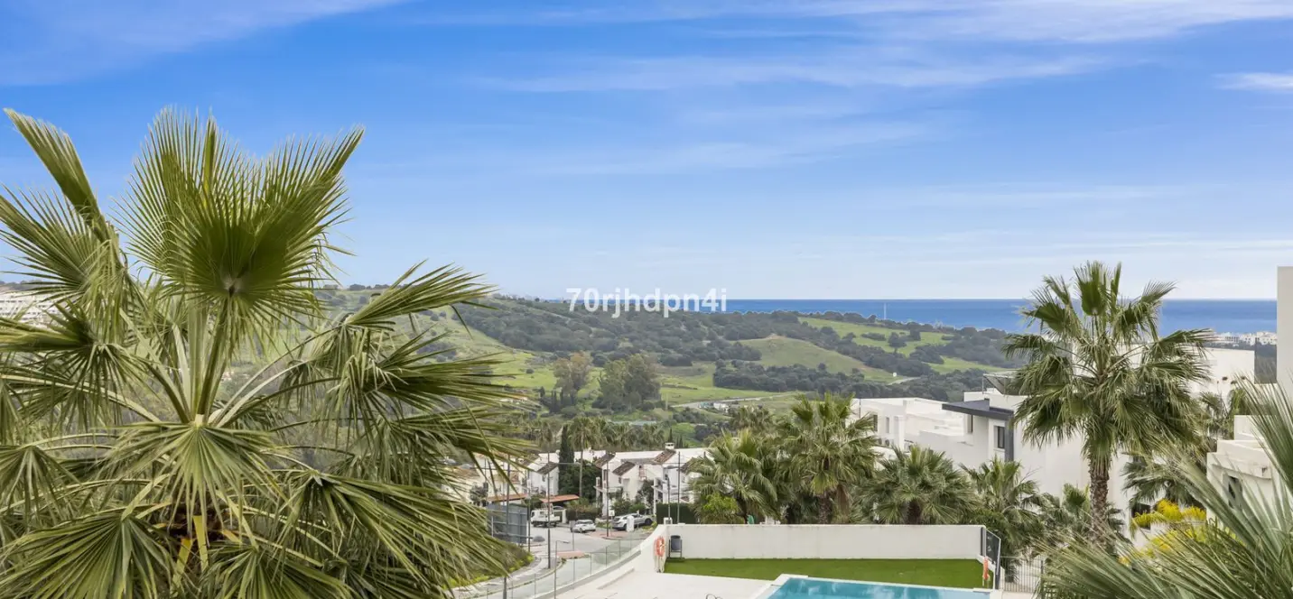 Sale of middle floor apartment in Estepona 0