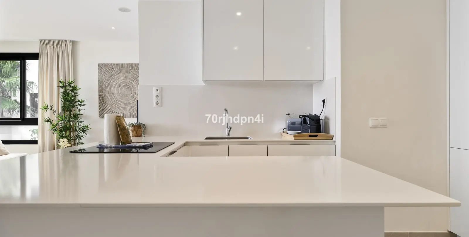 Sale of middle floor apartment in Estepona 2