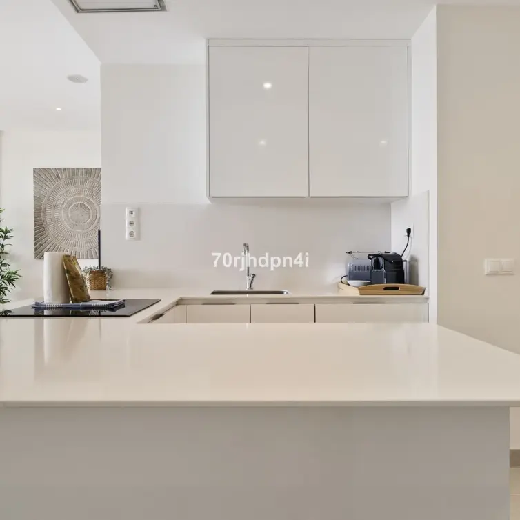 Sale of middle floor apartment in Estepona