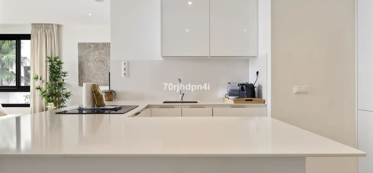 Sale of middle floor apartment in Estepona 1