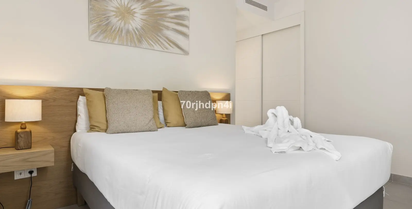 Sale of middle floor apartment in Estepona 3