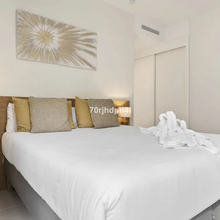 Sale of middle floor apartment in Estepona