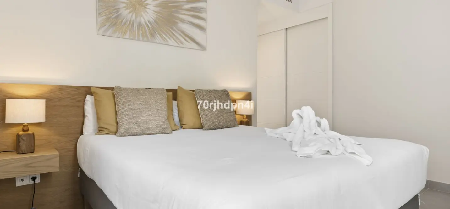 Sale of middle floor apartment in Estepona 2
