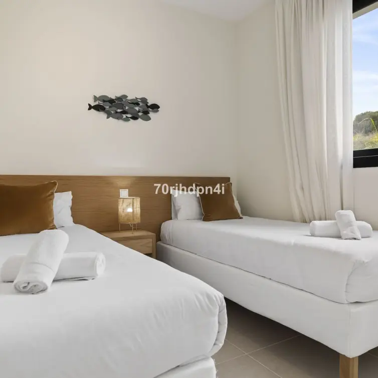 Sale of middle floor apartment in Estepona