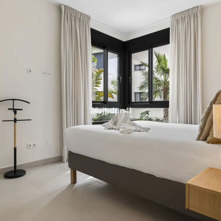 Sale of middle floor apartment in Estepona