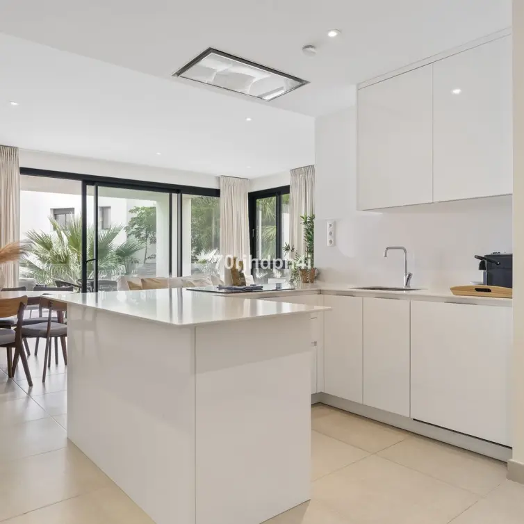 Sale of middle floor apartment in Estepona