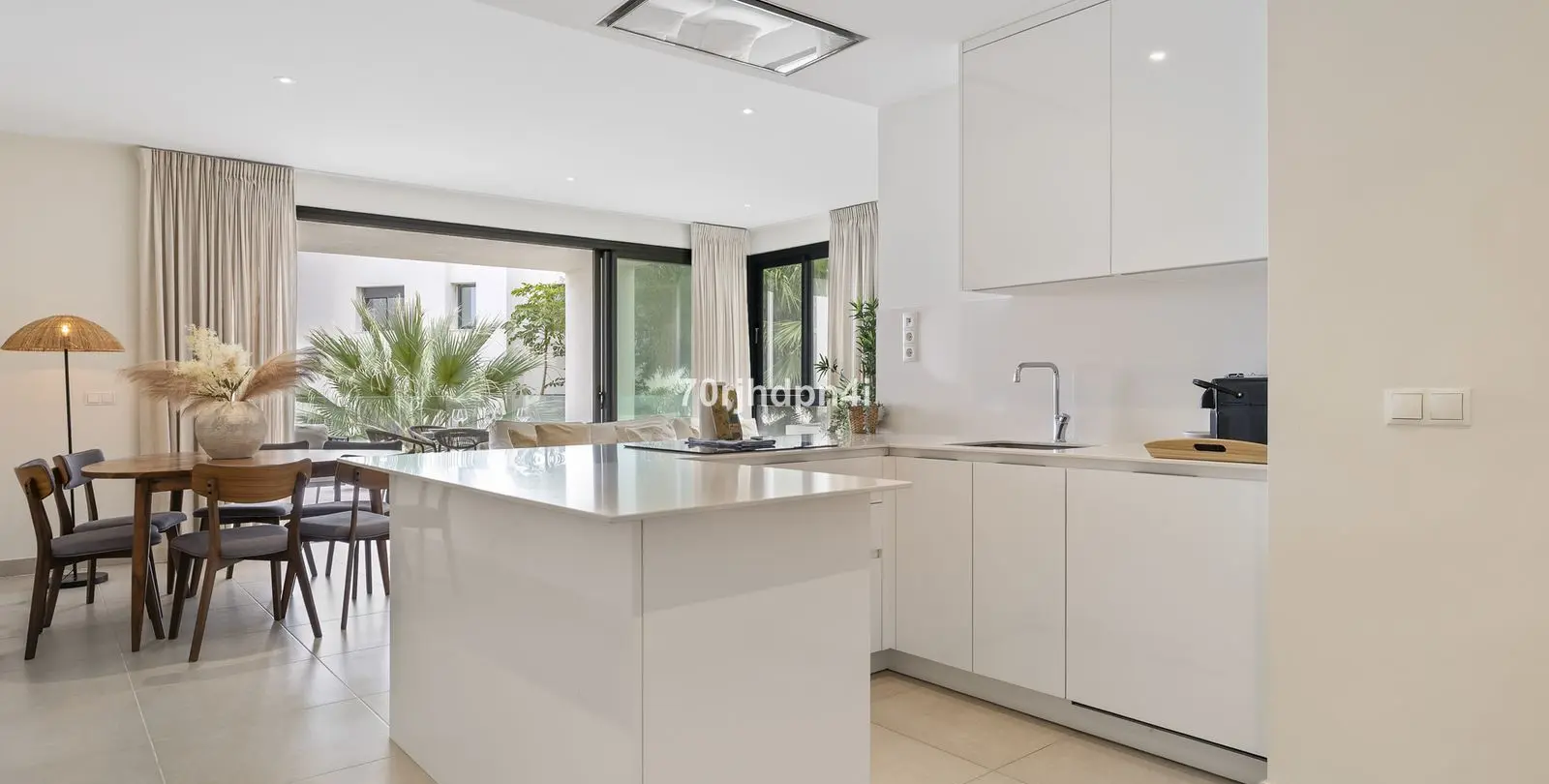 Sale of middle floor apartment in Estepona 17
