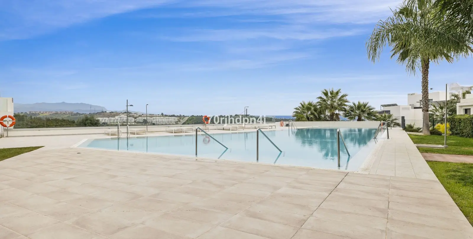 Sale of middle floor apartment in Estepona 25