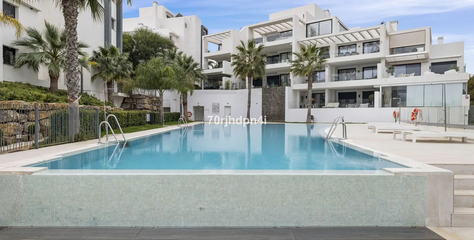 Sale of middle floor apartment in Estepona 30