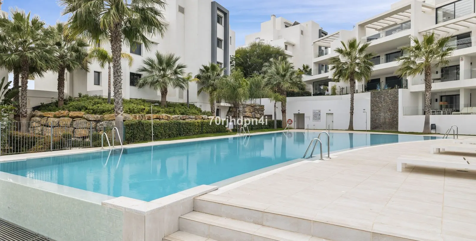 Sale of middle floor apartment in Estepona 31
