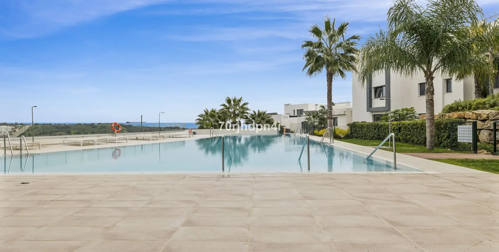 Sale of middle floor apartment in Estepona 32