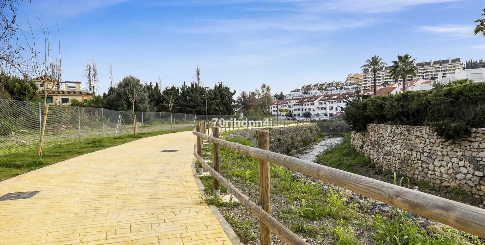 Sale of middle floor apartment in Estepona 34
