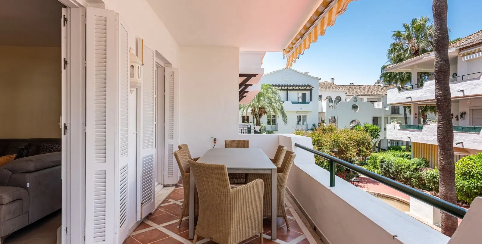 Venta de apartamento en planta media en El Presidente 8