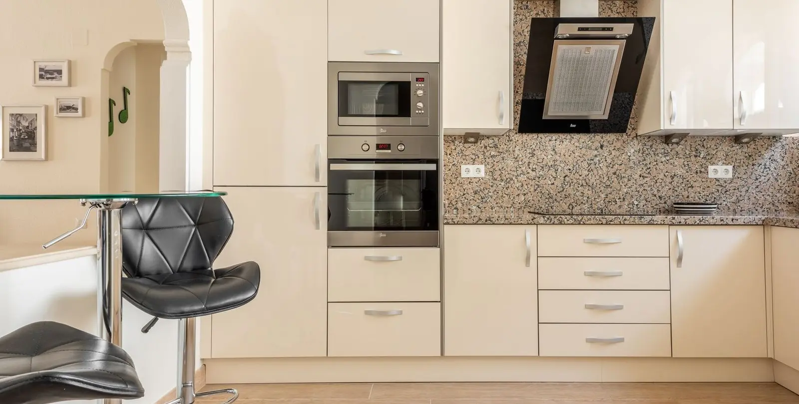 Venta de apartamento en planta media en El Presidente 10