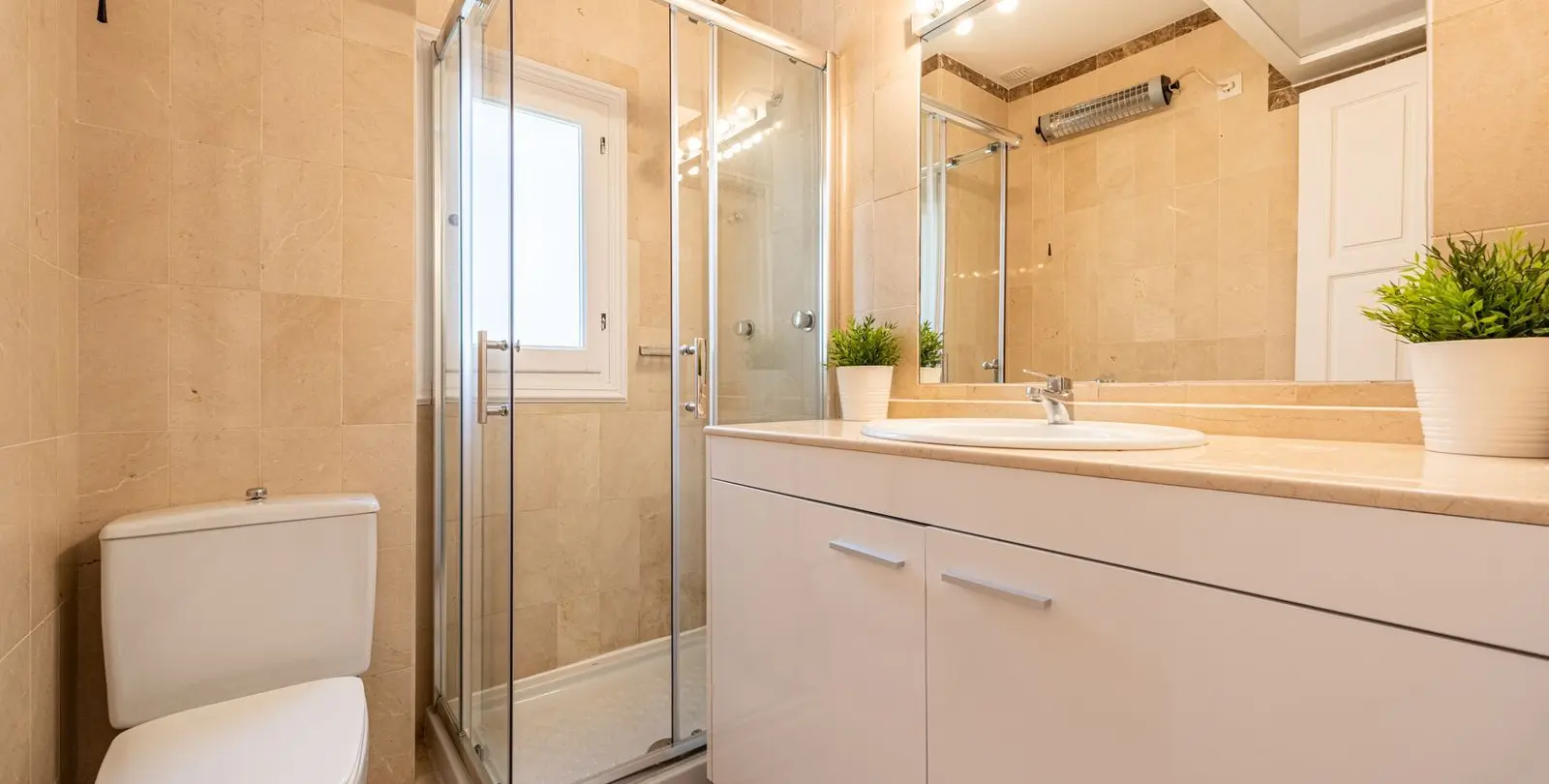 Venta de apartamento en planta media en El Presidente 19