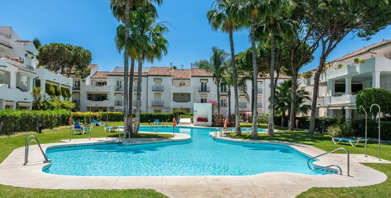 Venta de apartamento en planta media en El Presidente 22