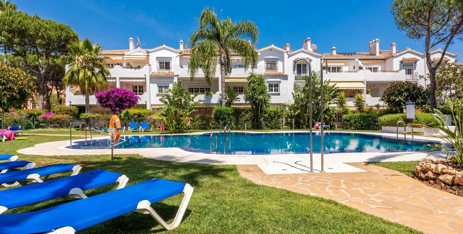 Venta de apartamento en planta media en El Presidente 27