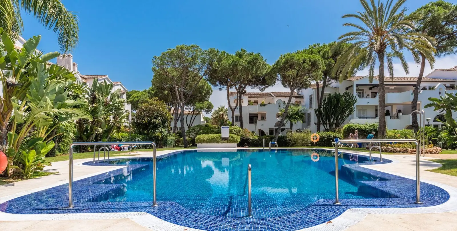Venta de apartamento en planta media en El Presidente 29
