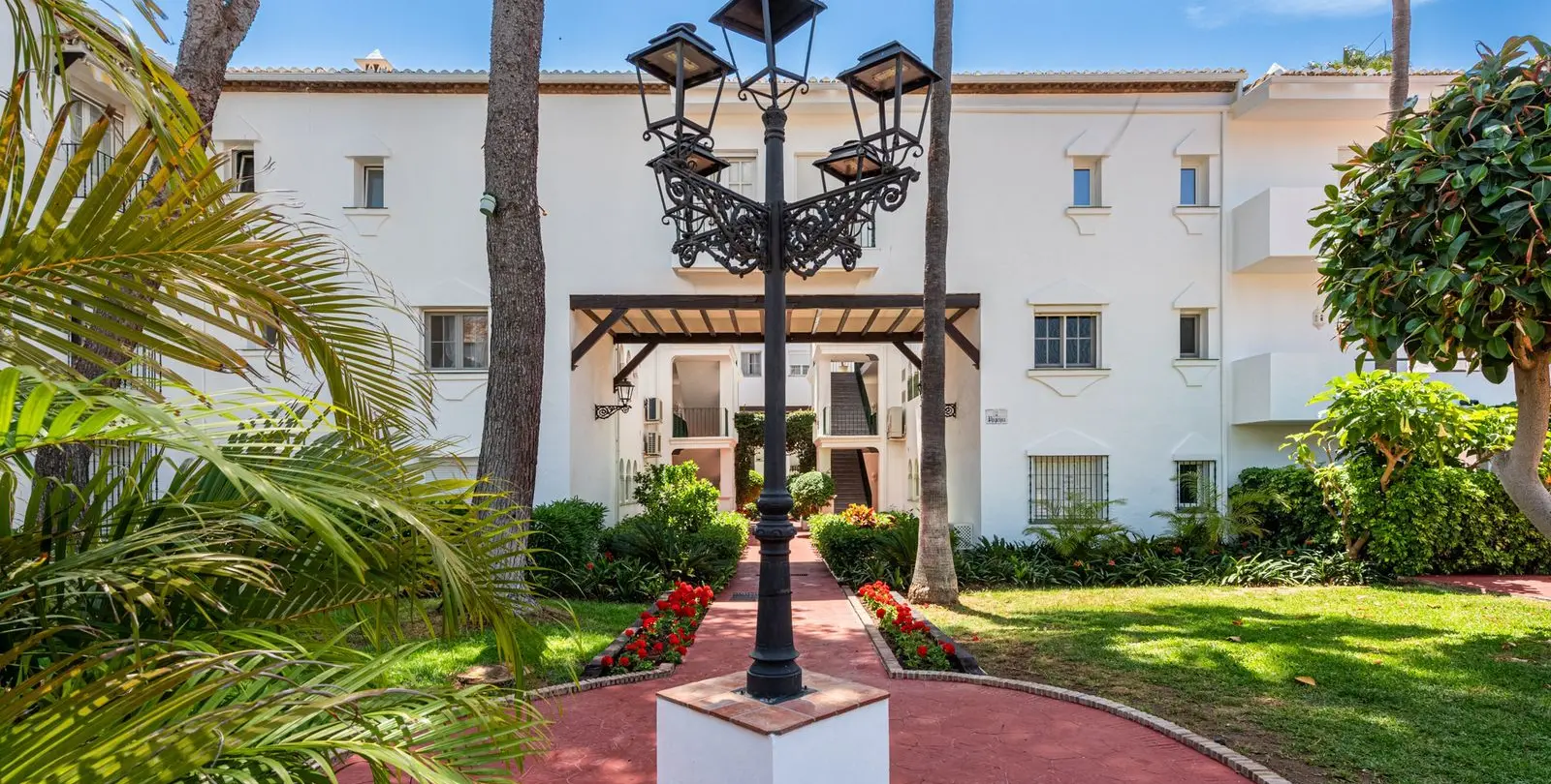 Venta de apartamento en planta media en El Presidente 30
